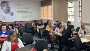 participantes do seminario sentadas, em sua maioria mulheres