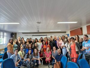 participantes do curso posam para a foto