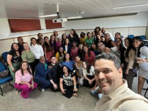 participantes do curso posam para a foto