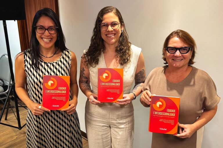 Professoras da Ufal e pesquisadoras do Observatório de Equidade Educacional, Paula (E), Angelina e Adélia organizaram o livro