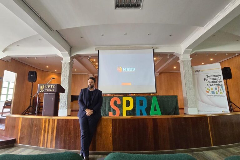 Gabriel Forte em sua apresentação na Universidade da Colômbia