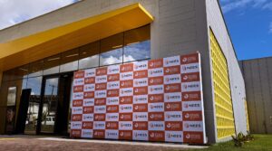 banner do evento em frente ao prédio