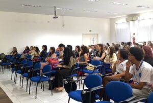 público atento à apresentação