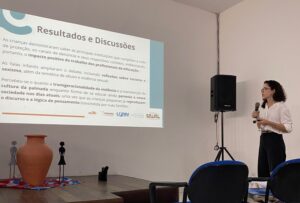 palestrando apresentando slide