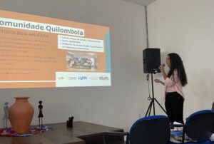 palestrando apresentando slide