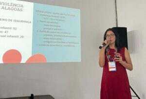 palestrando apresentando slide